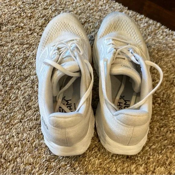 New Balance White Athletic Shoes 👟🥰✨ - Picture 2 of 6